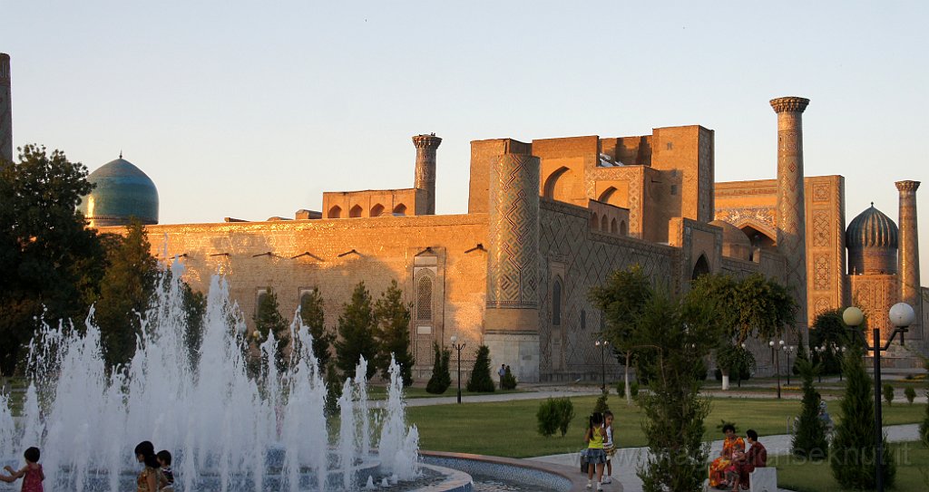 DSC05112.JPG - Il Registan nella luce del tramonto...