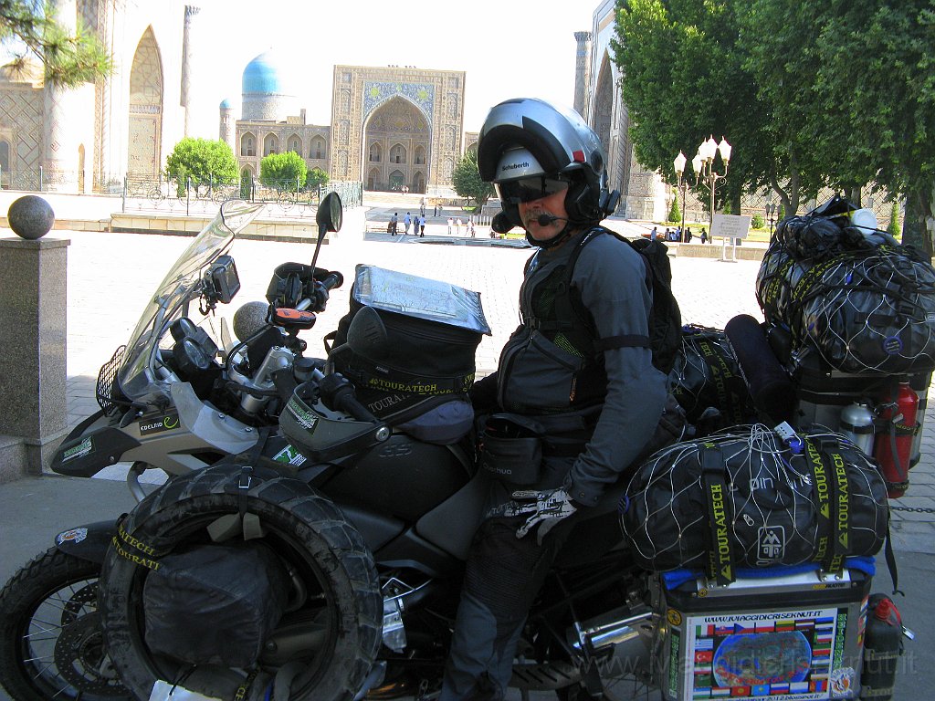 IMG_2701.JPG - Davanti al Registan.