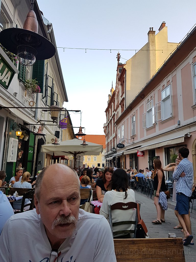 20170808_193431.jpg - I tavoli del ristorante sulla via animata.