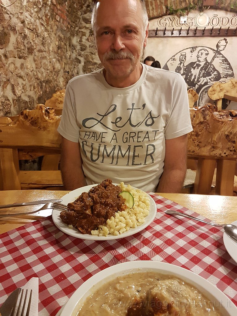20170809_193857.jpg - Cena in un locale tipico nei pressi della Chiesa della Capra.