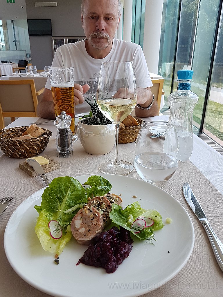 20170811_122224.jpg - Pannonhalma, pranzo nel ristorante del Centro visitatori.