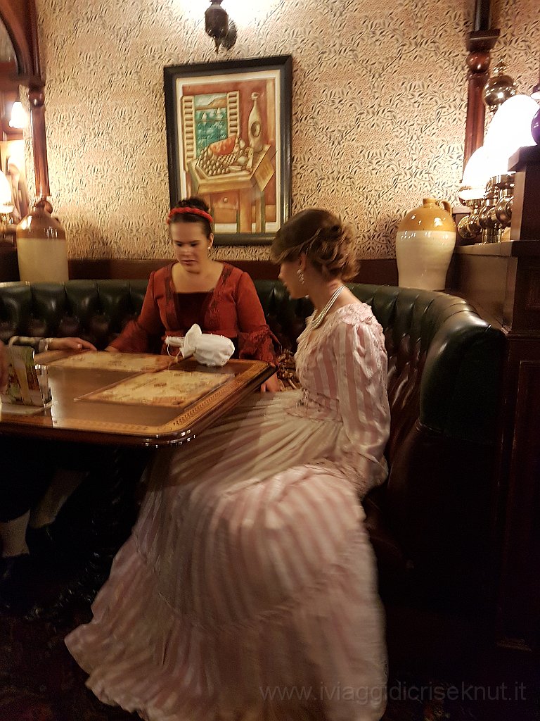 20170811_202311.jpg - Gyor, John Bull Pub: clienti in costume.