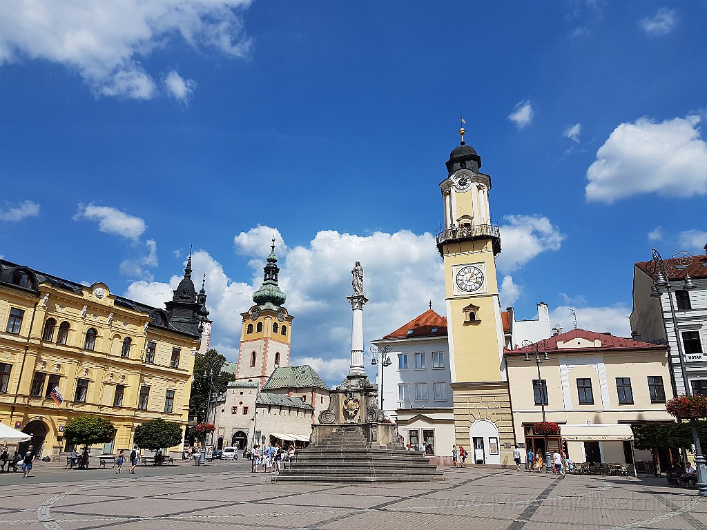 20170816_131909.jpg - Banskà Bistrica, centro storico. La Torre dell'Orologio e la chiesa di San Francesco Saverio.