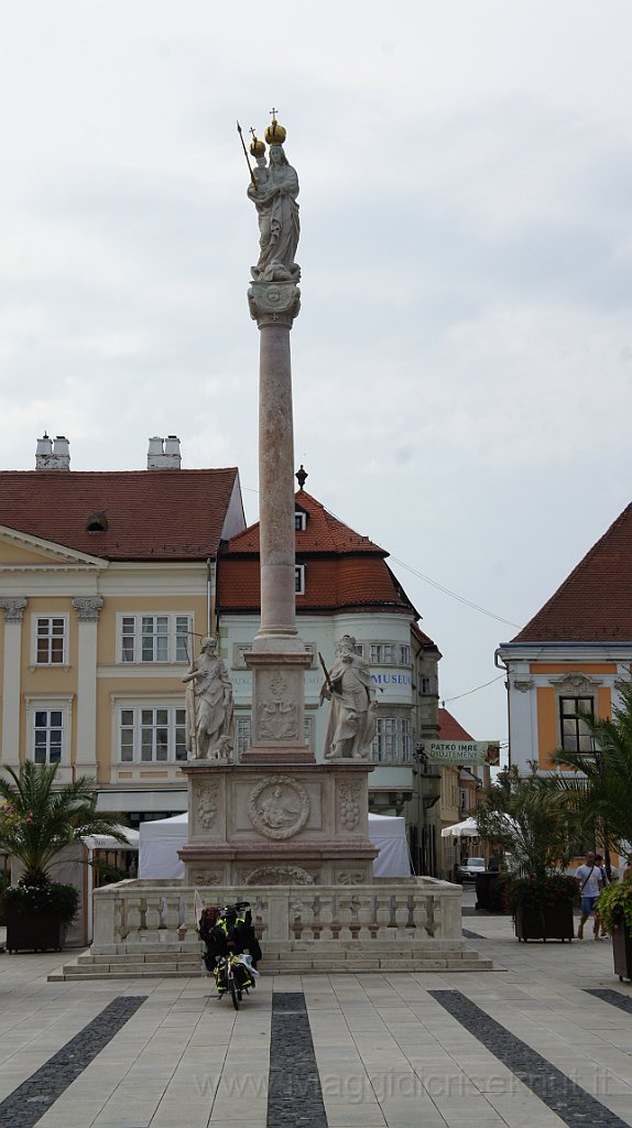 DSC04310.JPG - Gyor, la piazza centrale con la Colonna Mariana.