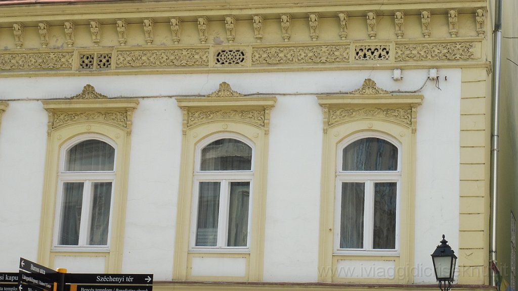 P1040887.JPG - Gyor, palazzo nel centro storico.